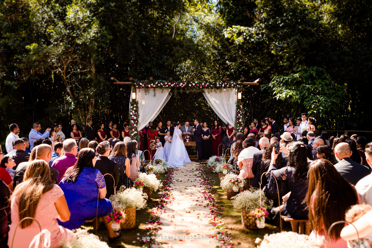 Mairiporã, São Paulo, casamento no campo, Espaço canto das águas, trinity orquestra sinfonica, vestido de noiva, casamento de noiva, buffet para casamentos, matheus maquiador, maquiagem de casamento, aliança, terno de noivo