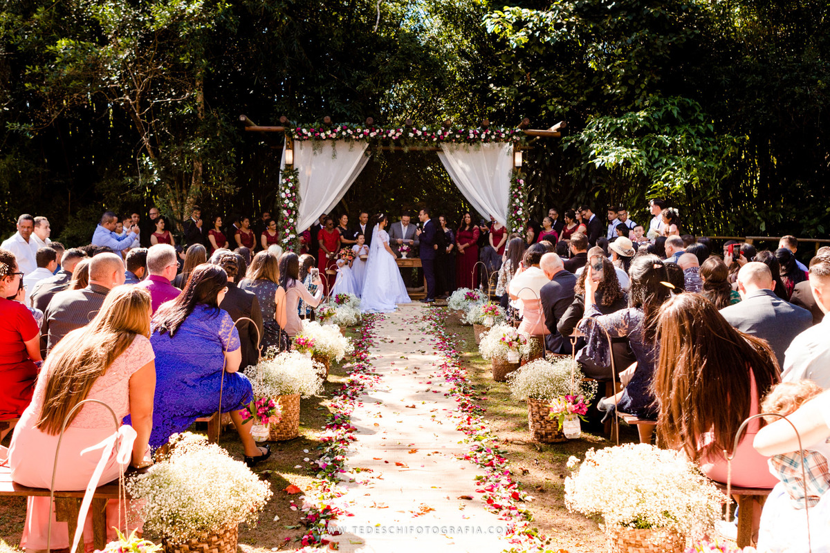 Mairiporã, São Paulo, casamento no campo, Espaço canto das águas, trinity orquestra sinfonica, vestido de noiva, casamento de noiva, buffet para casamentos, matheus maquiador, maquiagem de casamento, aliança, terno de noivo