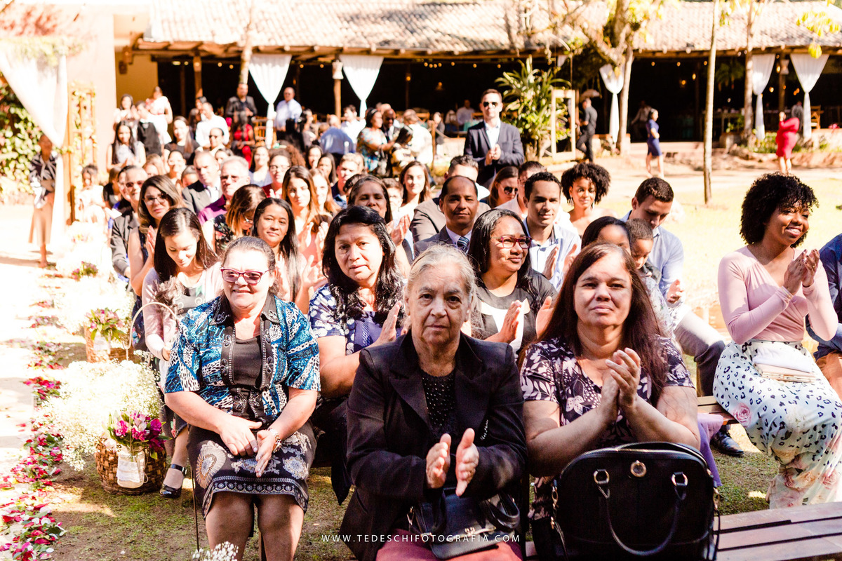 Mairiporã, São Paulo, casamento no campo, Espaço canto das águas, trinity orquestra sinfonica, vestido de noiva, casamento de noiva, buffet para casamentos, matheus maquiador, maquiagem de casamento, aliança, terno de noivo
