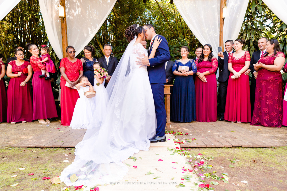 Mairiporã, São Paulo, casamento no campo, Espaço canto das águas, trinity orquestra sinfonica, vestido de noiva, casamento de noiva, buffet para casamentos, matheus maquiador, maquiagem de casamento, aliança, terno de noivo