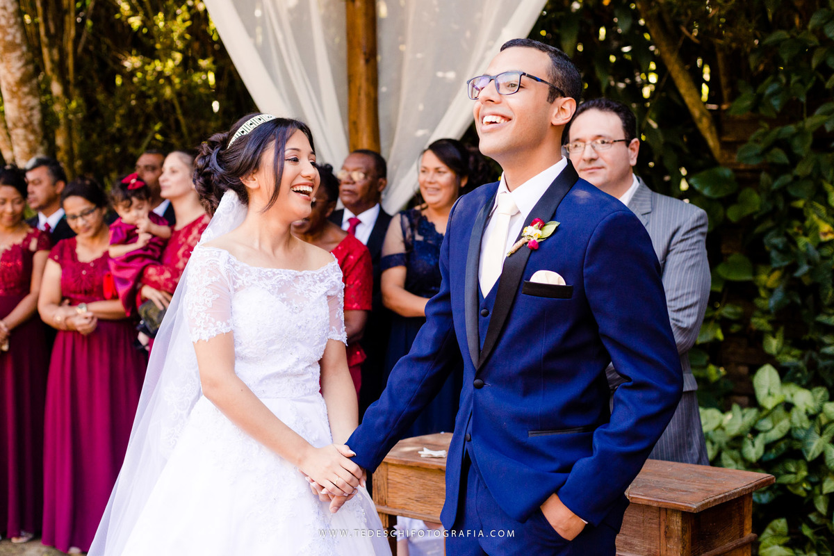 Mairiporã, São Paulo, casamento no campo, Espaço canto das águas, trinity orquestra sinfonica, vestido de noiva, casamento de noiva, buffet para casamentos, matheus maquiador, maquiagem de casamento, aliança, terno de noivo