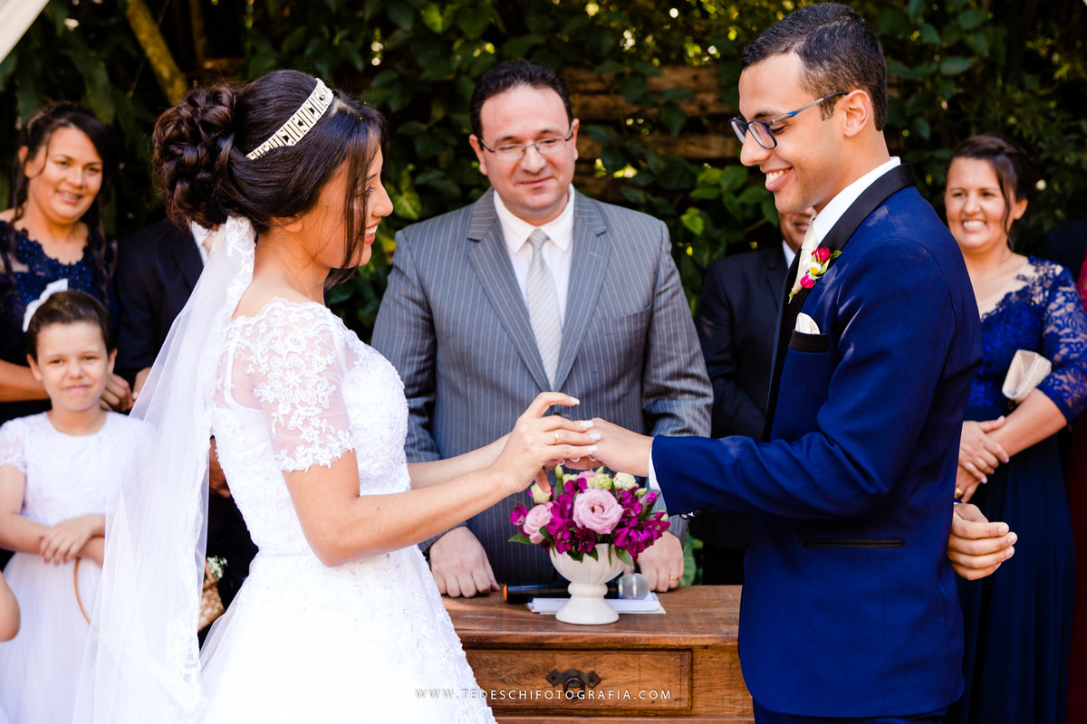 Mairiporã, São Paulo, casamento no campo, Espaço canto das águas, trinity orquestra sinfonica, vestido de noiva, casamento de noiva, buffet para casamentos, matheus maquiador, maquiagem de casamento, aliança, terno de noivo