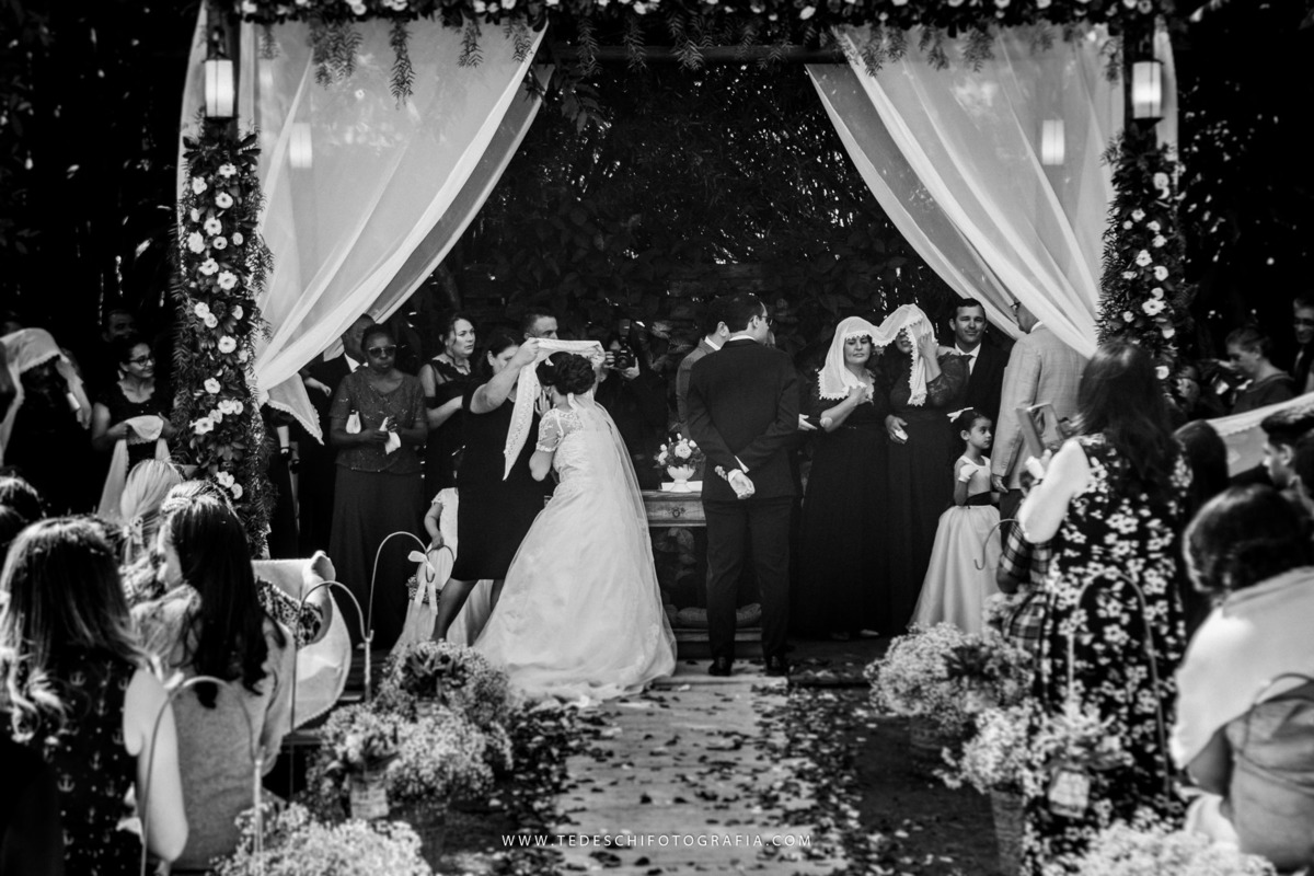 Mairiporã, São Paulo, casamento no campo, Espaço canto das águas, trinity orquestra sinfonica, vestido de noiva, casamento de noiva, buffet para casamentos, matheus maquiador, maquiagem de casamento, aliança, terno de noivo