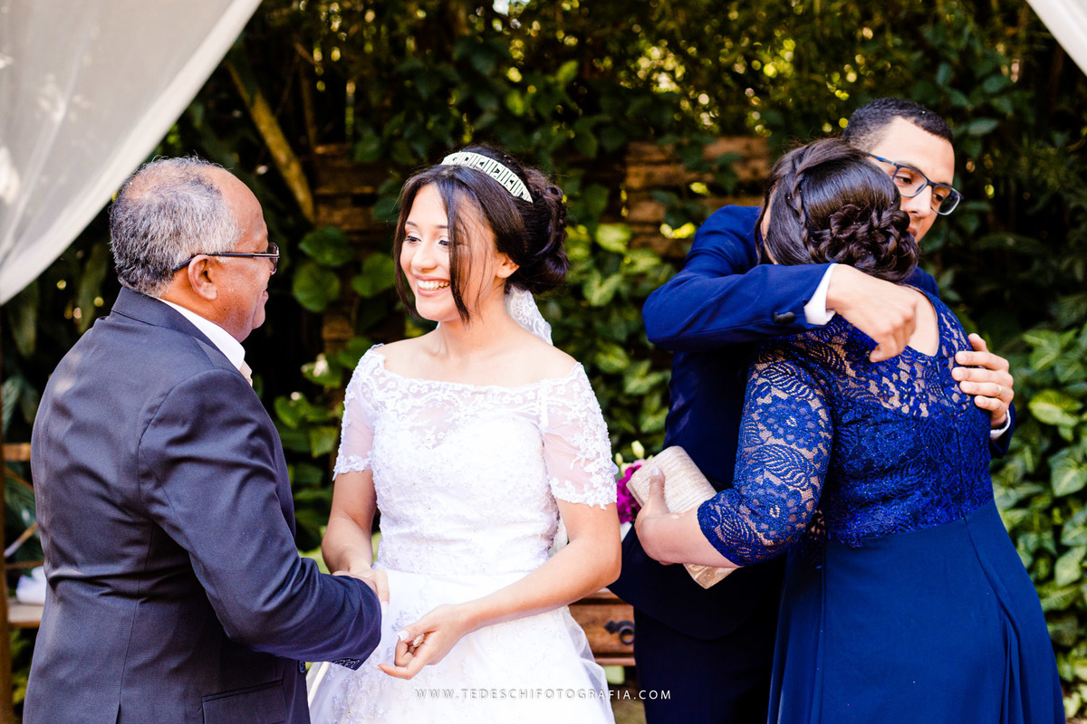 Mairiporã, São Paulo, casamento no campo, Espaço canto das águas, trinity orquestra sinfonica, vestido de noiva, casamento de noiva, buffet para casamentos, matheus maquiador, maquiagem de casamento, aliança, terno de noivo