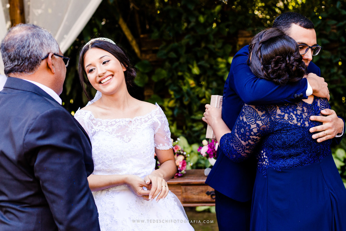 Mairiporã, São Paulo, casamento no campo, Espaço canto das águas, trinity orquestra sinfonica, vestido de noiva, casamento de noiva, buffet para casamentos, matheus maquiador, maquiagem de casamento, aliança, terno de noivo