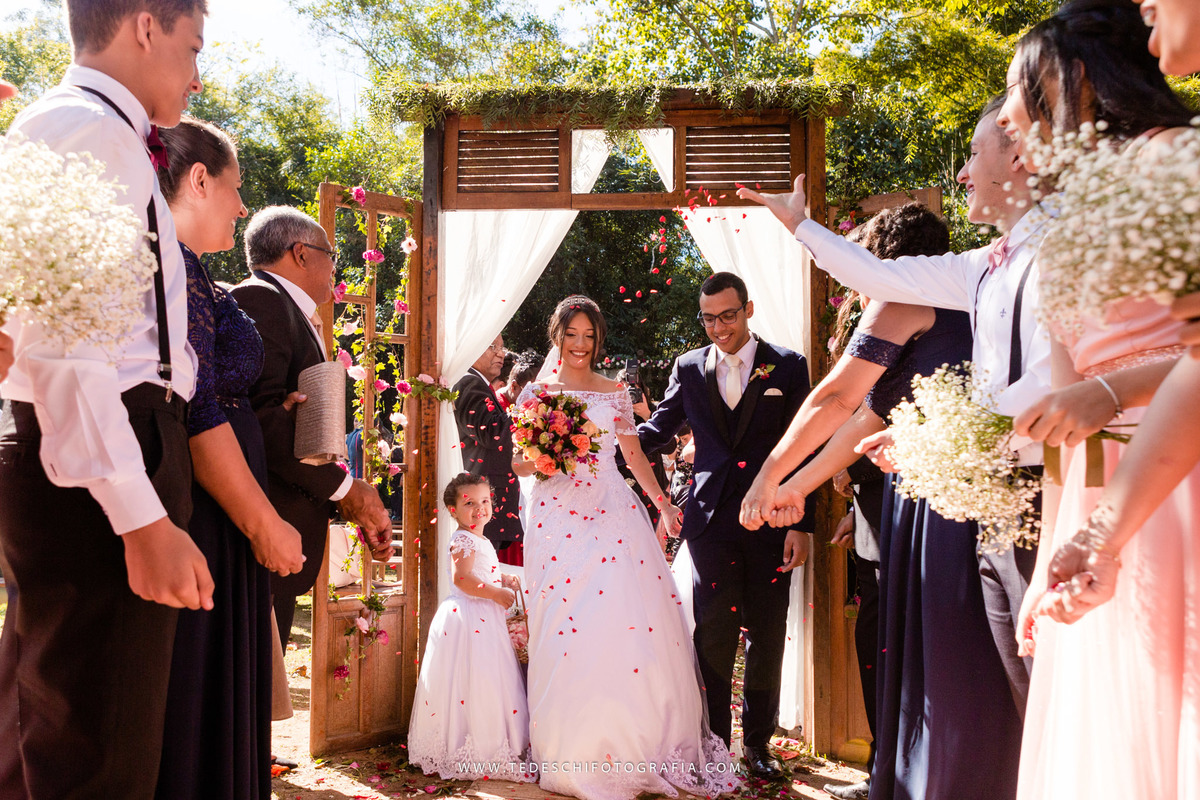 Mairiporã, São Paulo, casamento no campo, Espaço canto das águas, trinity orquestra sinfonica, vestido de noiva, casamento de noiva, buffet para casamentos, matheus maquiador, maquiagem de casamento, aliança, terno de noivo