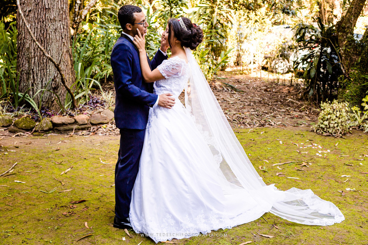 Mairiporã, São Paulo, casamento no campo, Espaço canto das águas, trinity orquestra sinfonica, vestido de noiva, casamento de noiva, buffet para casamentos, matheus maquiador, maquiagem de casamento, aliança, terno de noivo