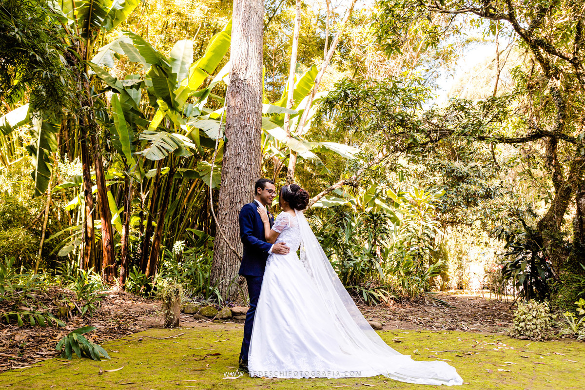 Mairiporã, São Paulo, casamento no campo, Espaço canto das águas, trinity orquestra sinfonica, vestido de noiva, casamento de noiva, buffet para casamentos, matheus maquiador, maquiagem de casamento, aliança, terno de noivo