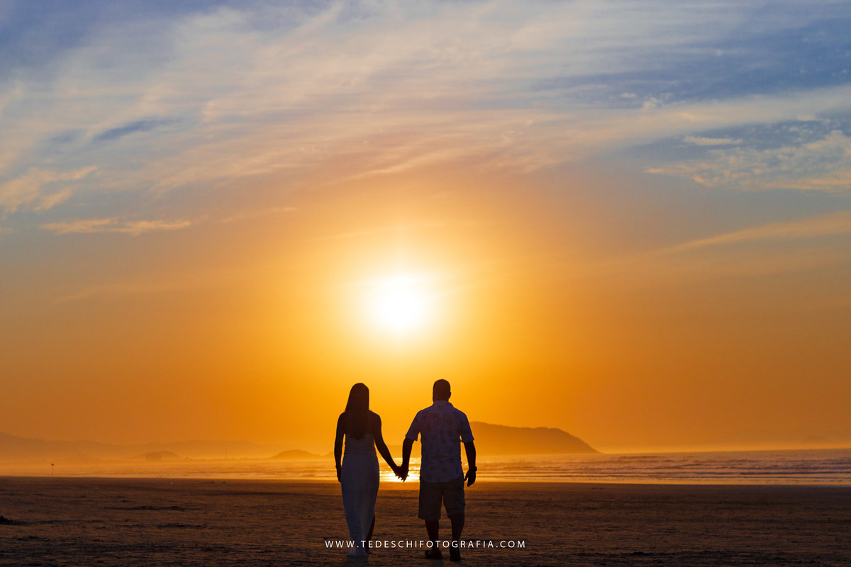Ensaio praia, guarujá, são paulo, ensaio no nascer do sol, ensaio de casal, ensaio pre casamento, ensaio de casamento, casamento mogi das cruzes, casamento alto tietê, decoração de casamento, azul do ceú