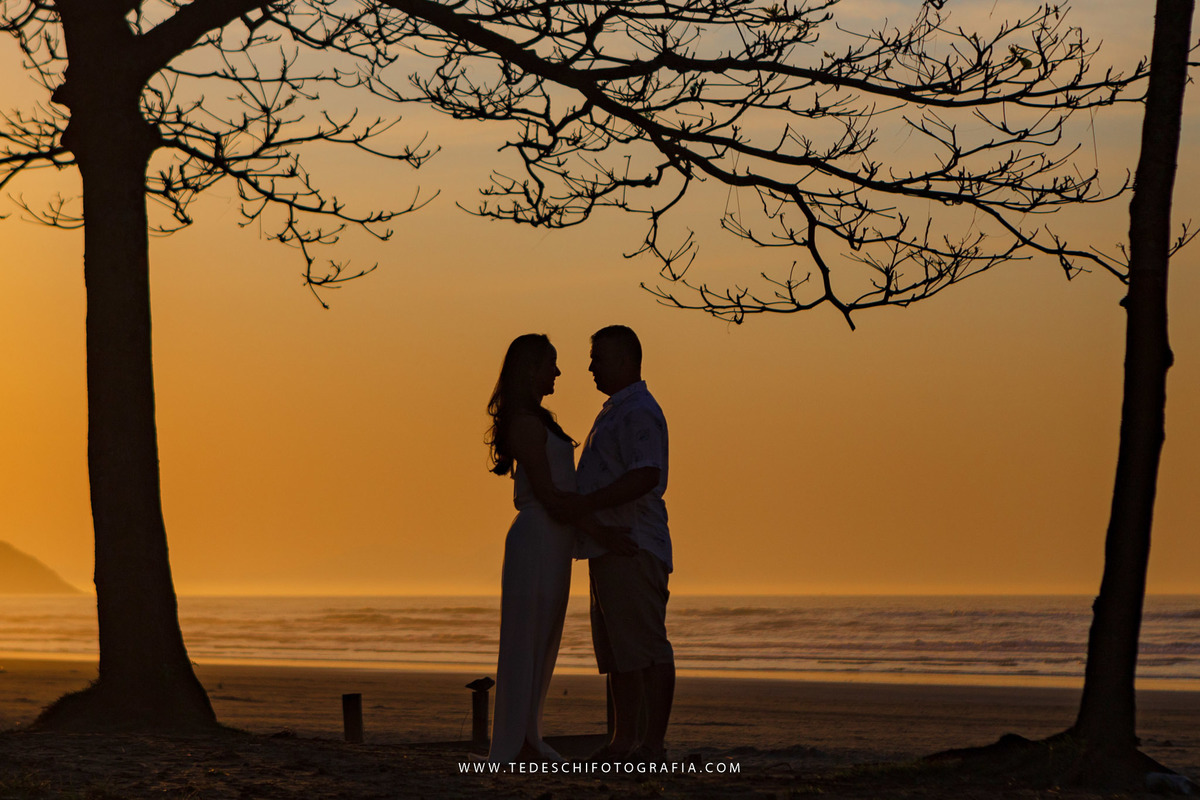 Ensaio praia, guarujá, são paulo, ensaio no nascer do sol, ensaio de casal, ensaio pre casamento, ensaio de casamento, casamento mogi das cruzes, casamento alto tietê, decoração de casamento, azul do ceú