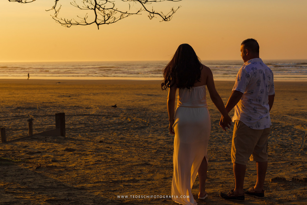 Ensaio praia, guarujá, são paulo, ensaio no nascer do sol, ensaio de casal, ensaio pre casamento, ensaio de casamento, casamento mogi das cruzes, casamento alto tietê, decoração de casamento, azul do ceú