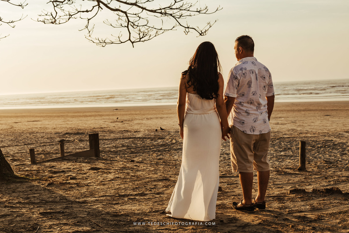 Ensaio praia, guarujá, são paulo, ensaio no nascer do sol, ensaio de casal, ensaio pre casamento, ensaio de casamento, casamento mogi das cruzes, casamento alto tietê, decoração de casamento, azul do ceú