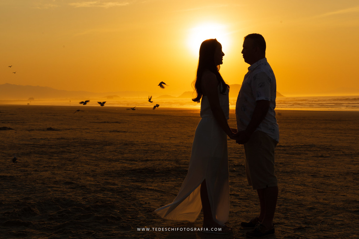 Ensaio praia, guarujá, são paulo, ensaio no nascer do sol, ensaio de casal, ensaio pre casamento, ensaio de casamento, casamento mogi das cruzes, casamento alto tietê, decoração de casamento, azul do ceú