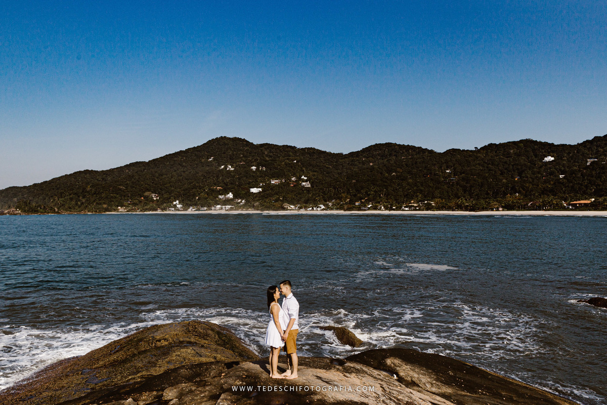 Ensaio praia, guarujá, são paulo, ensaio no nascer do sol, ensaio de casal, ensaio pre casamento, ensaio de casamento, casamento mogi das cruzes, casamento alto tietê, decoração de casamento, azul do ceú
