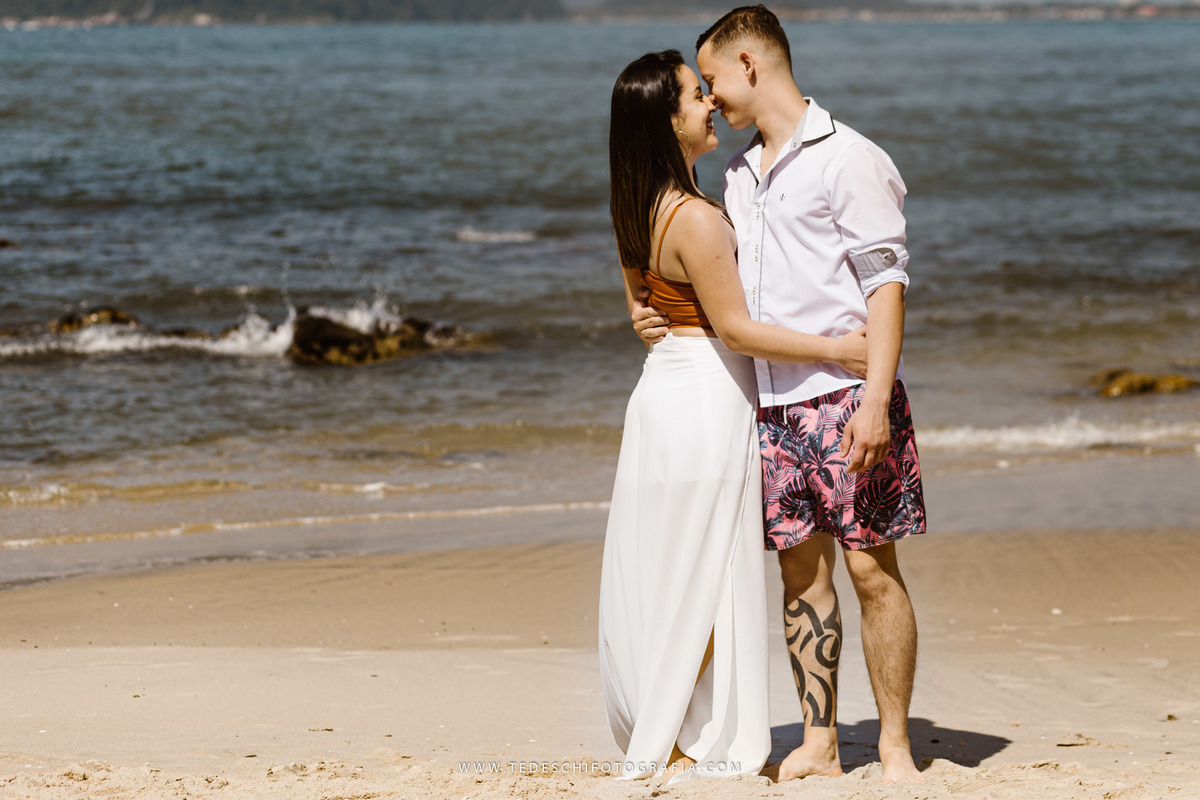 Ensaio praia, guarujá, são paulo, ensaio no nascer do sol, ensaio de casal, ensaio pre casamento, ensaio de casamento, casamento mogi das cruzes, casamento alto tietê, decoração de casamento, azul do ceú