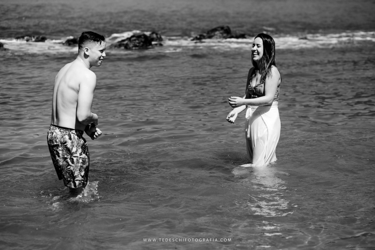 Ensaio praia, guarujá, são paulo, ensaio no nascer do sol, ensaio de casal, ensaio pre casamento, ensaio de casamento, casamento mogi das cruzes, casamento alto tietê, decoração de casamento, azul do ceú