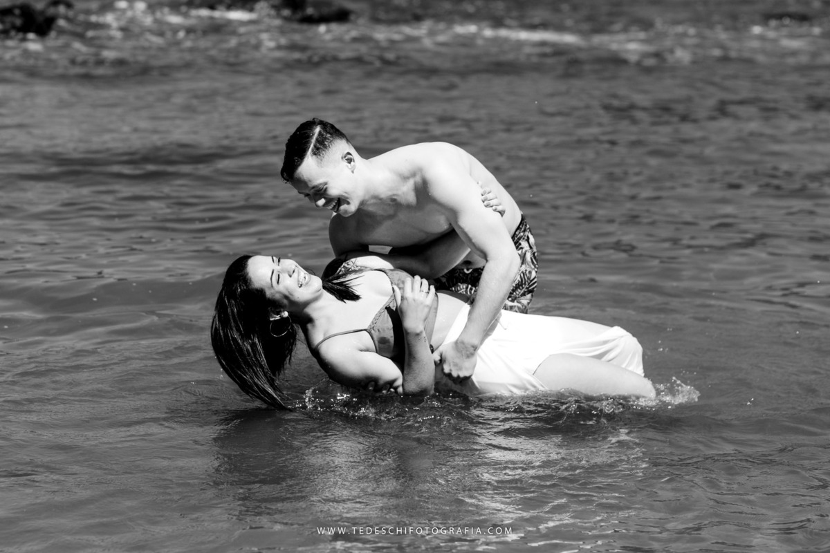 Ensaio praia, guarujá, são paulo, ensaio no nascer do sol, ensaio de casal, ensaio pre casamento, ensaio de casamento, casamento mogi das cruzes, casamento alto tietê, decoração de casamento, azul do ceú