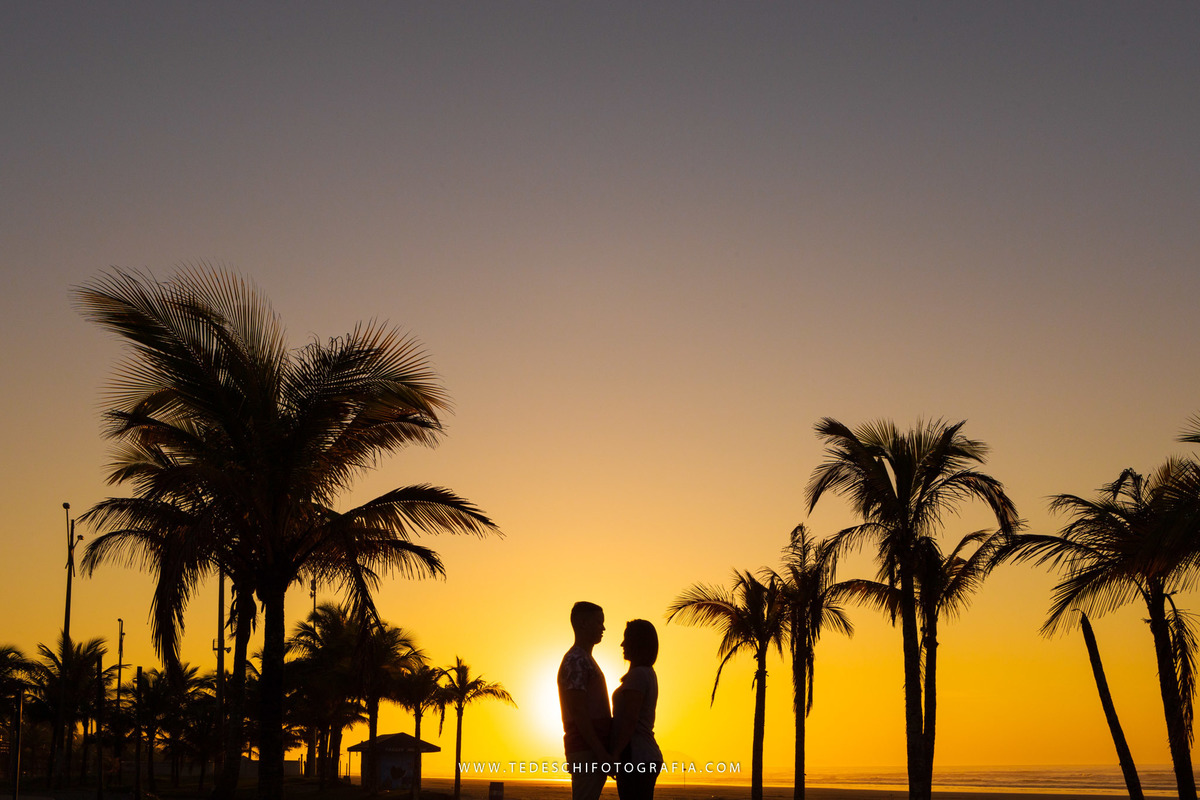 Ensaio praia, guarujá, são paulo, ensaio no nascer do sol, ensaio de casal, ensaio pre casamento, ensaio de casamento, casamento mogi das cruzes, casamento alto tietê, decoração de casamento, azul do ceú
