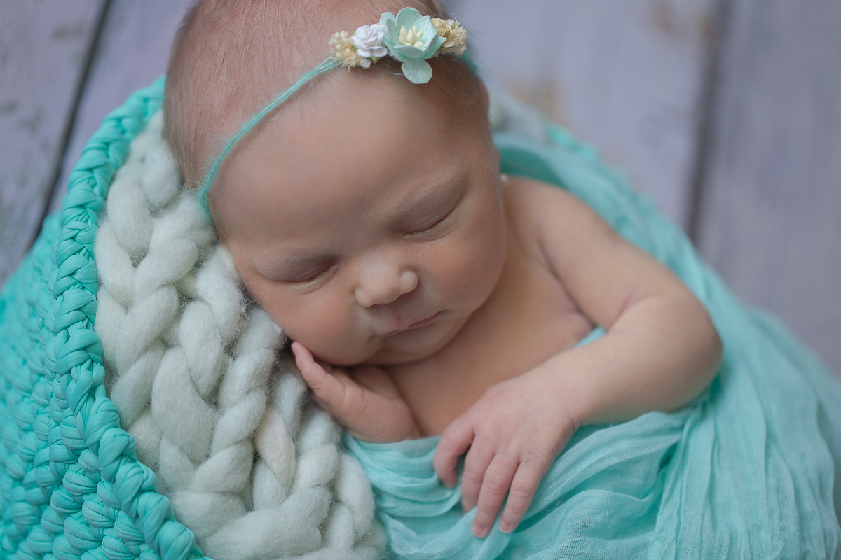  Foto feita na casa do cliente em Curitiba. Book Newborn da Sofia com Gustavo Sousa e Katia Hille. Produção verde água pose de ladinho
