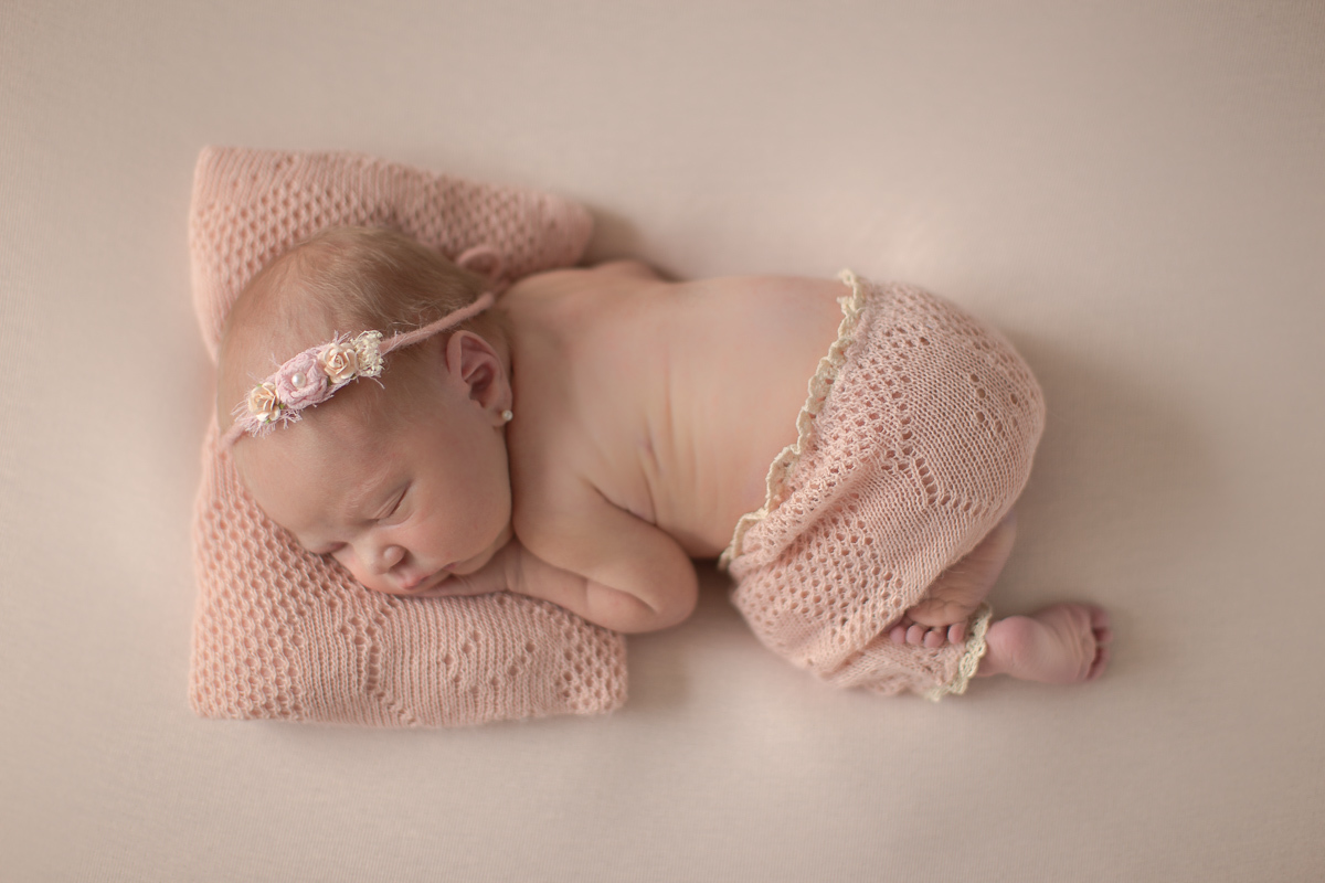  Foto feita na casa do cliente em Curitiba. Book Newborn da Sofia com Gustavo Sousa e Katia Hille. Produção em tons rosas e bege. Cleam, minimalista. Fundo rosa claro. Angulo de cima