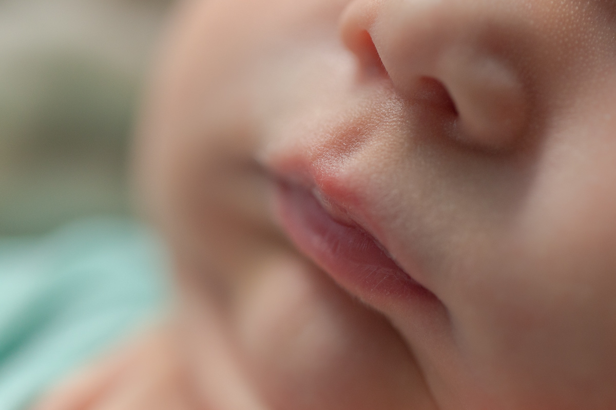  Foto feita na casa do cliente em Curitiba. Book Newborn da Sofia com Gustavo Sousa e Katia Hille. Produção verde água detalhe da boquinha