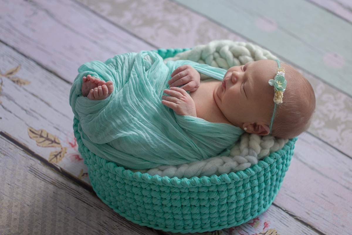  Foto feita na casa do cliente em Curitiba. Book Newborn da Sofia com Gustavo Sousa e Katia Hille. Produção verde água contra luz