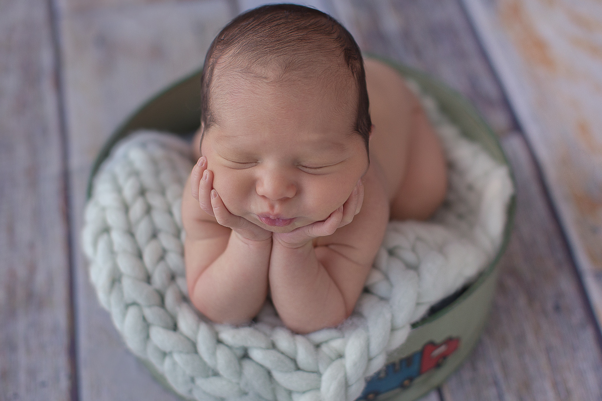  Foto feita na casa do cliente em Curitiba. Book Newborn do Theo com Gustavo Sousa. Pose do sapinho. Balde verde água. Fundo de madeira rústico.