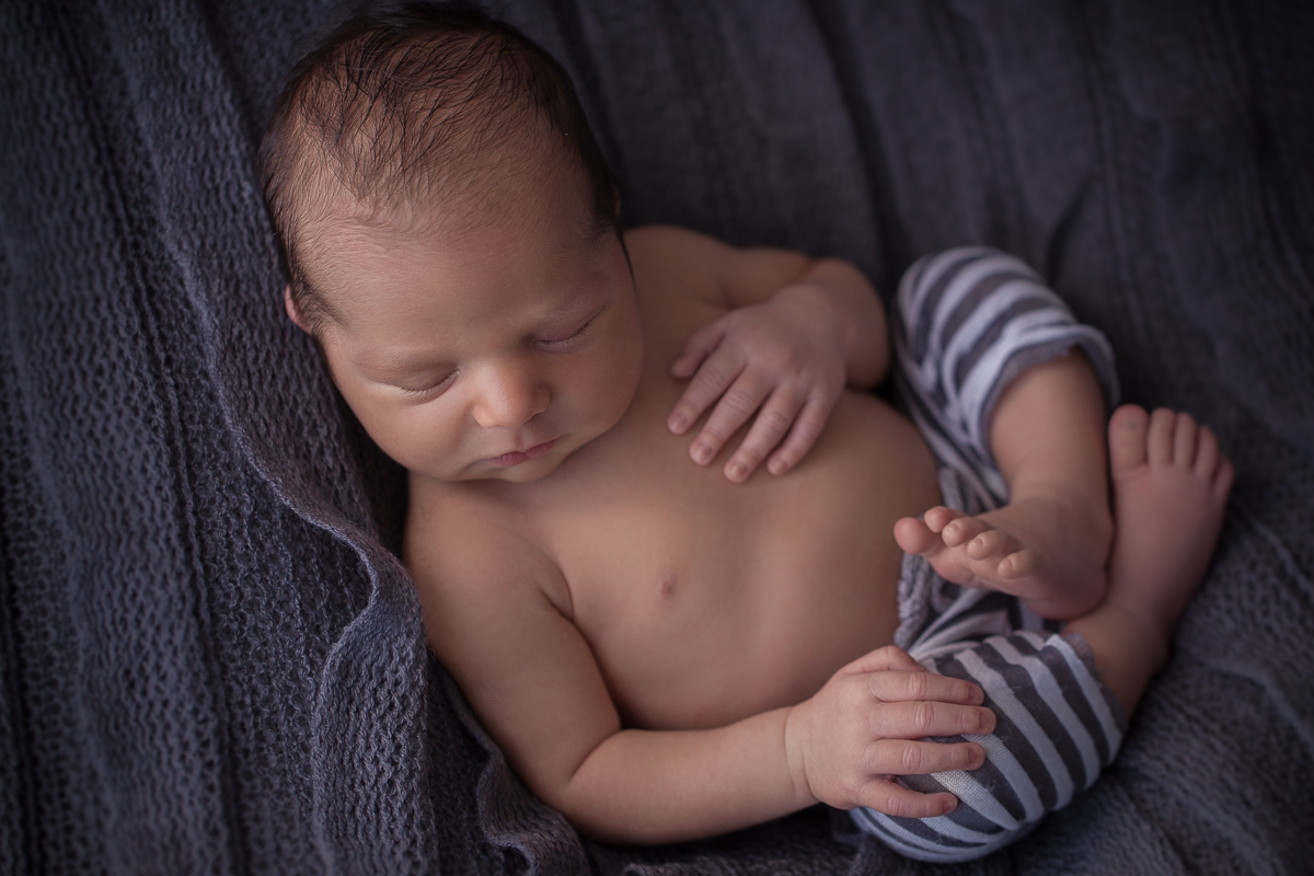 Foto feita na casa do cliente em Curitiba. Book Newborn do Theo com Gustavo Sousa. Barriguinha para cima