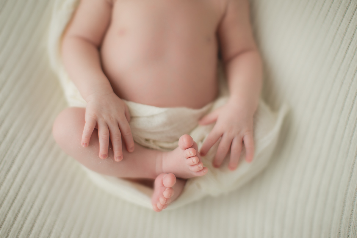 Foto feita na casa do cliente em Curitiba. Book Newborn do Benício com Gustavo Sousa. Detalhe pés. Produção Clean, clara. Tons de Bege.