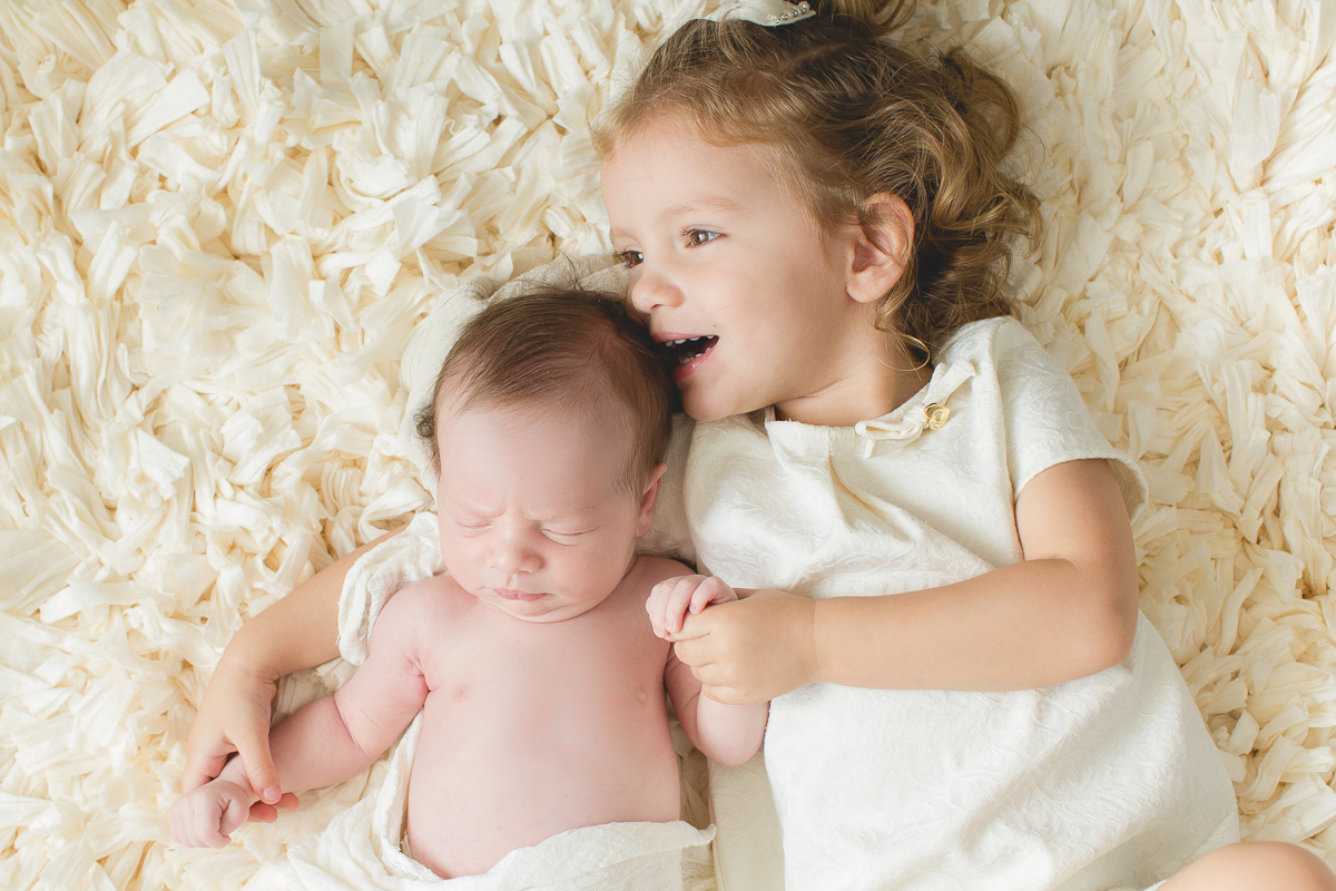 Foto feita na casa do cliente em Curitiba. Book Newborn do Benício com Gustavo Sousa. Tons de bege claro, produção cleam com a irmazinha.