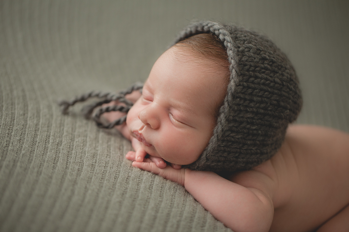 Foto feita na casa do cliente em Curitiba. Book Newborn do Benício com Gustavo Sousa e Kátia Hille. Pose do bracinho. Fez bico para a foto em produção cleam. Manta verde bem suave. Foto feita em contra luz