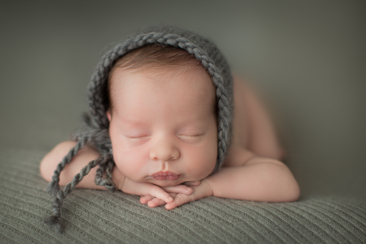 Foto feita na casa do cliente em Curitiba. Book Newborn do Benício com Gustavo Sousa. Pose do bracinho com touca de crochet