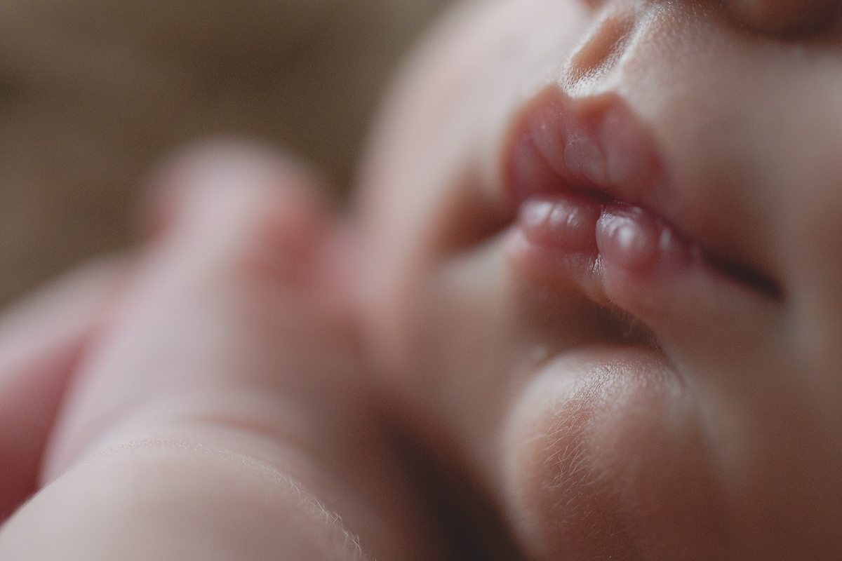 Foto feita na casa do cliente em Curitiba. Book Newborn do Benício com Gustavo Sousa. Detalhe boca.