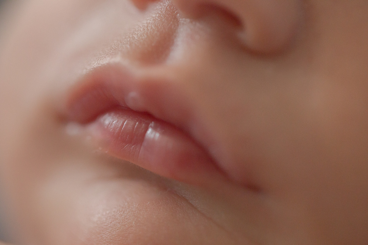  Foto feita no estúdio Gustavo Sousa Newborn em Curitiba. Book do Theo. Sessão de fotos. Detalhe boquinha