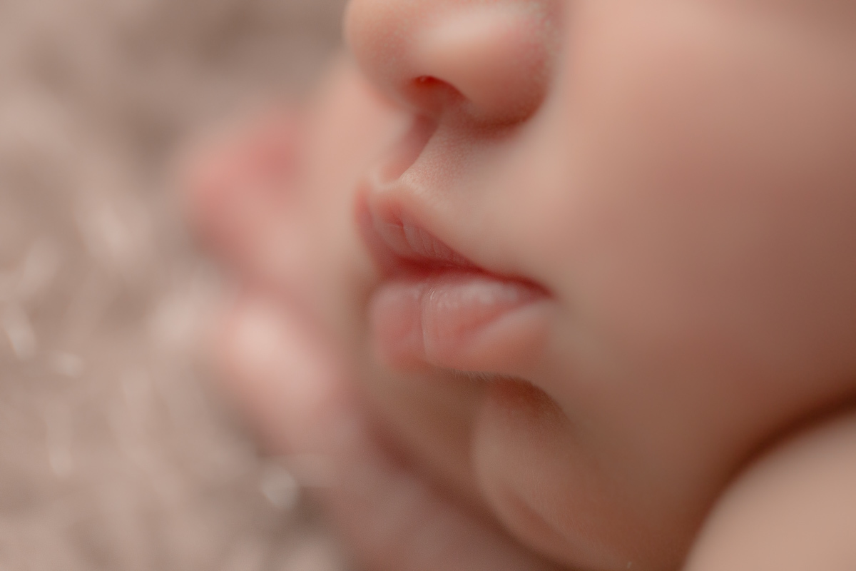  Foto feita no estúdio Gustavo Sousa Newborn em Curitiba. Book do Maria Helena. Sessão de fotos. Detalhe da linda boquinha. 