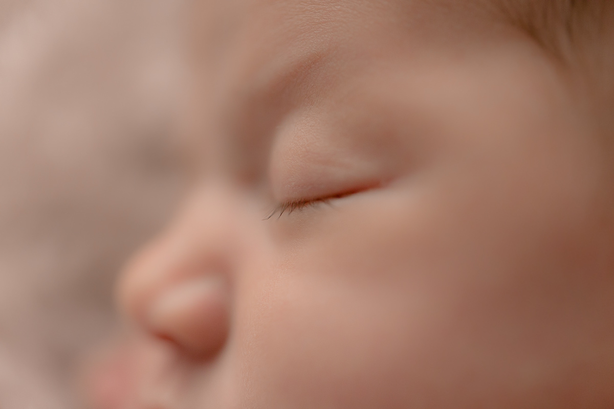  Foto feita no estúdio Gustavo Sousa Newborn em Curitiba. Book do Maria Helena. Sessão de fotos. Detalhe dos ólhos. 