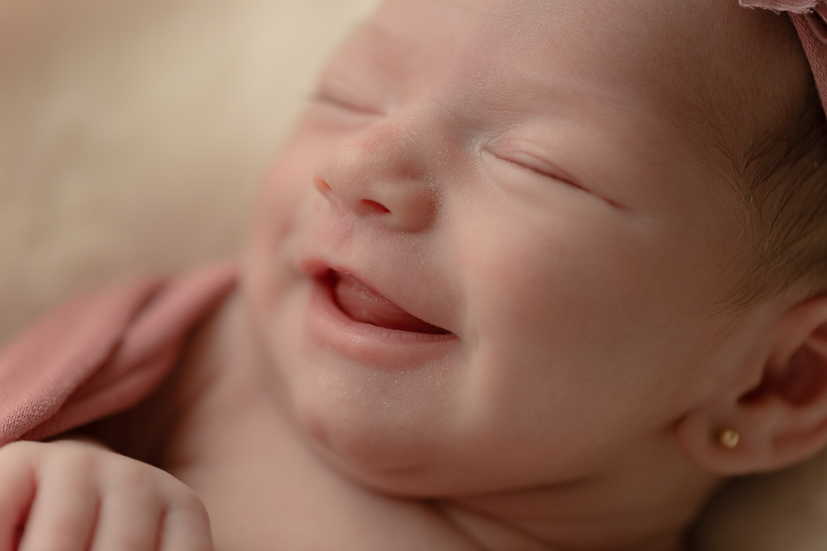  Foto feita no estúdio Gustavo Sousa Newborn em Curitiba. Book da Maria. Foto do sorriso.  