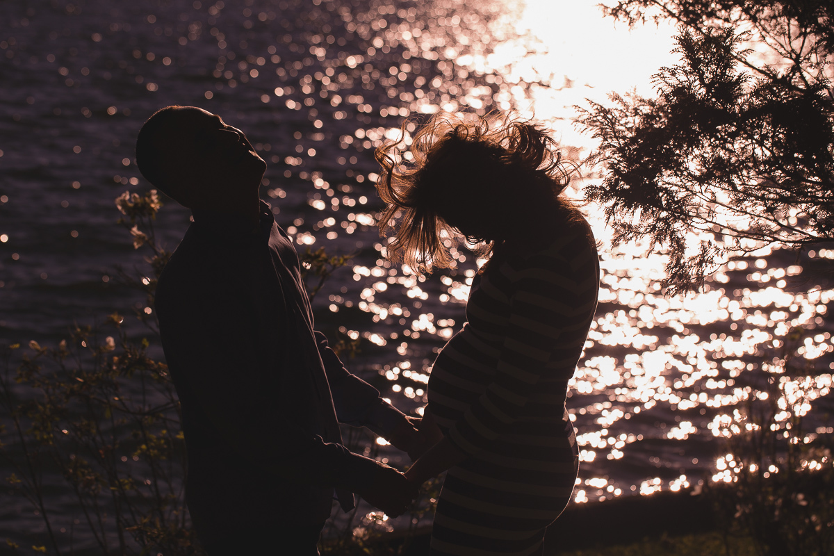Ensaio gestante da Viviane e Adilson no estúdio Gustavo Sousa fotografia em Curitiba. Book em externa. Vestido listrado. Local Laggus Residencial Náutico . Gustavo Sousa Fotografia.  Ensaio Gestante.  Dança no deck de madeira com cabelos voando