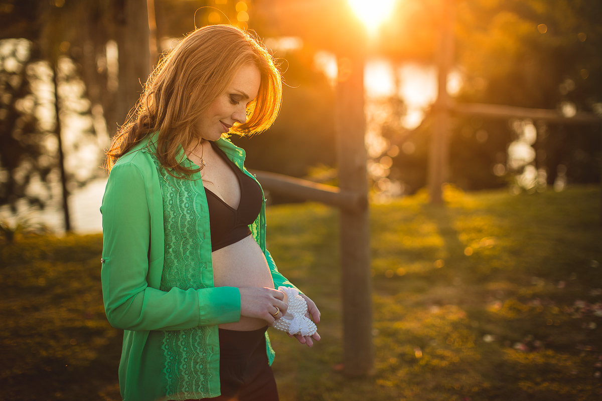 Ensaio gestante da Viviane e Adilson no estúdio Gustavo Sousa fotografia em Curitiba. Book em externa. Vestido listrado. Local Laggus Residencial Náutico . Gustavo Sousa Fotografia.  Ensaio Gestante. Por do Sol com sapatinho