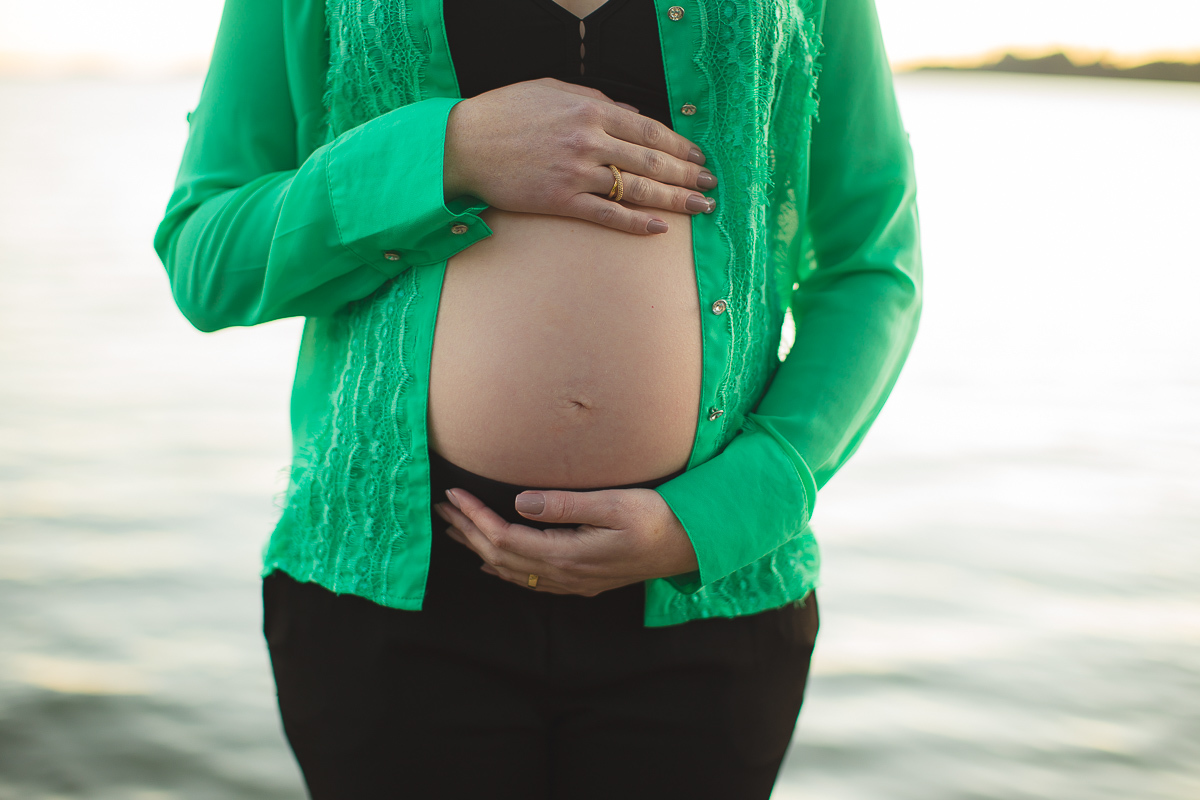 Ensaio gestante da Viviane e Adilson no estúdio Gustavo Sousa fotografia em Curitiba. Book em externa. Local Laggus Residencial Náutico . Gustavo Sousa Fotografia.  Ensaio Gestante.  Mãos na barriga. Roupa verde e preta.