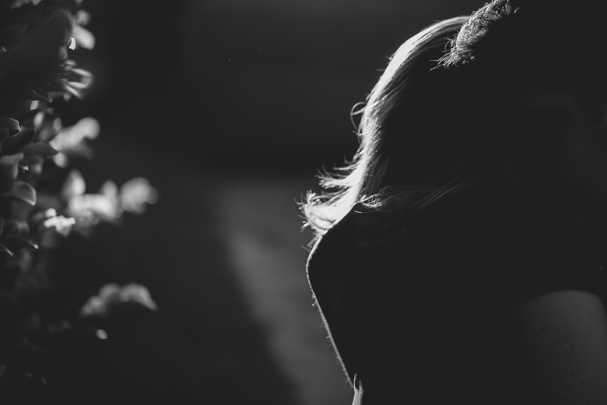 Ensaio gestante da Mariana e Zé com Gustavo Sousa fotografia em Curitiba. Book em externa. Blusa preta e saia. Foto feita no quinto da casa com vestido Azul. Zé de camiseta laranja. por do sol.  Preto e branco 
