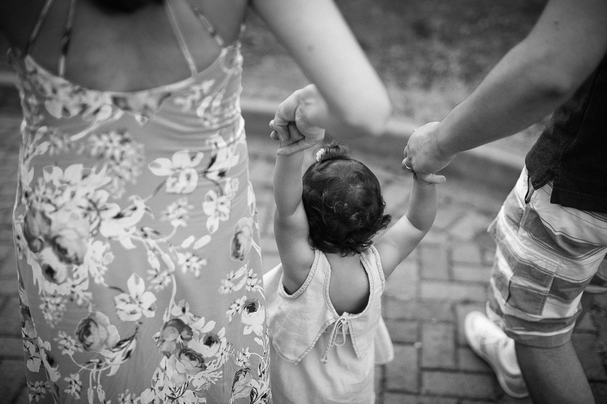 nte da Lilian e Alex com Gustavo Sousa fotografia em Curitiba. Book em externa com a filha de mãos dadas