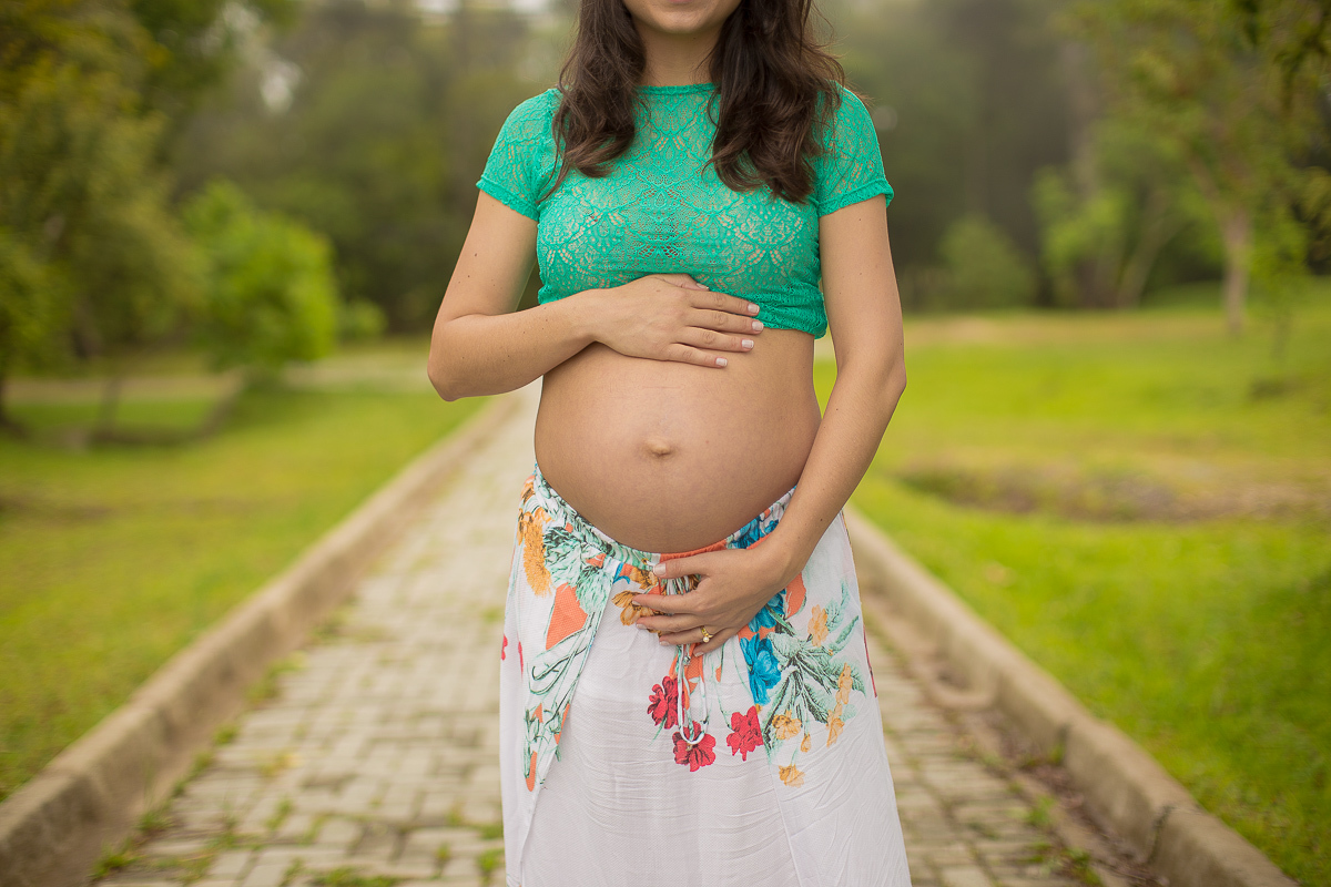 Ensaio gestante da Lilian e Alex com Gustavo Sousa fotografia em Curitiba. Book em externa. Morro do Monge. Vestido verde liso com caia em estampa de flores. 