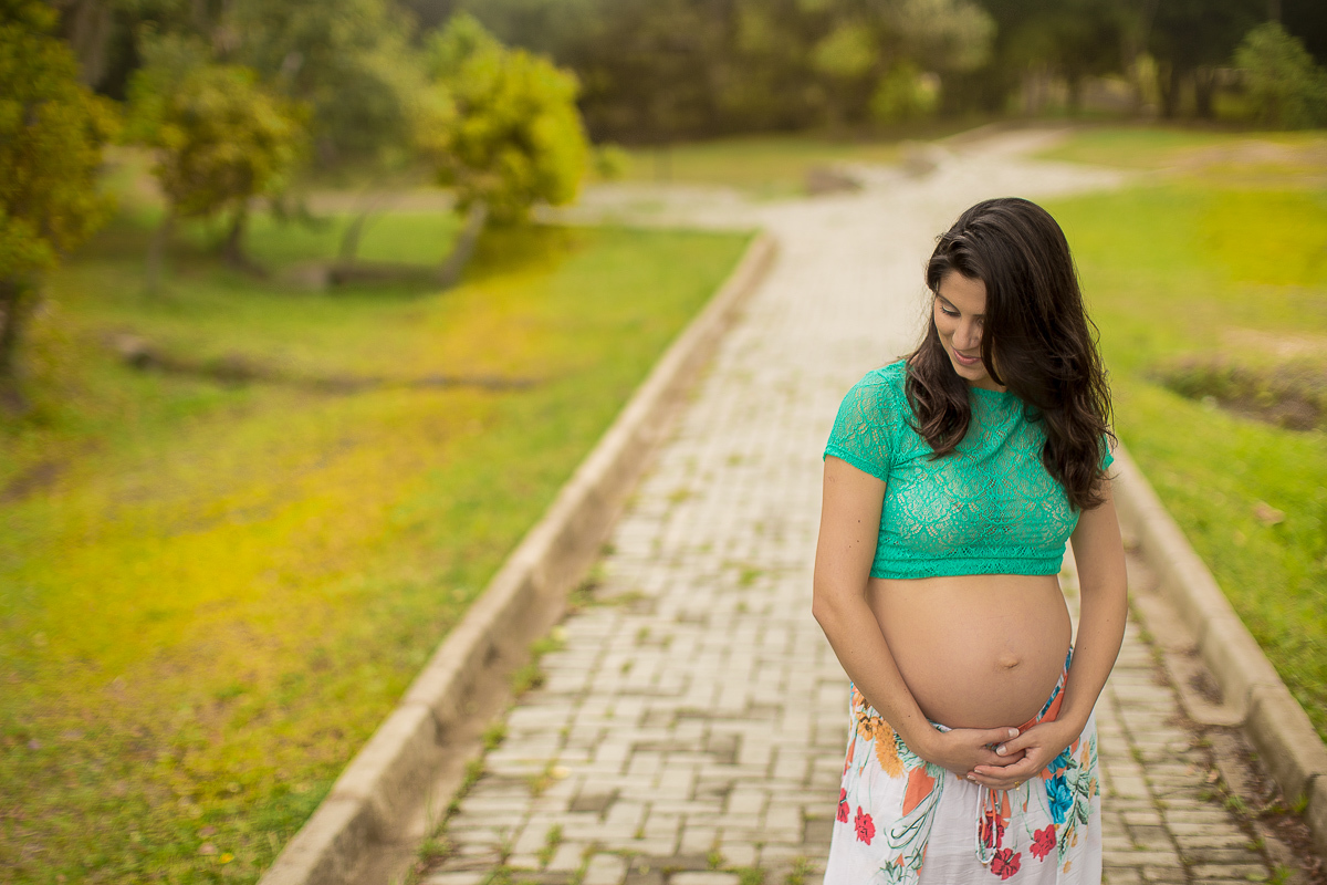 Ensaio gestante da Lilian e Alex com Gustavo Sousa fotografia em Curitiba. Book em externa. Morro do Monge. Vestido verde liso com caia em estampa de flores. 