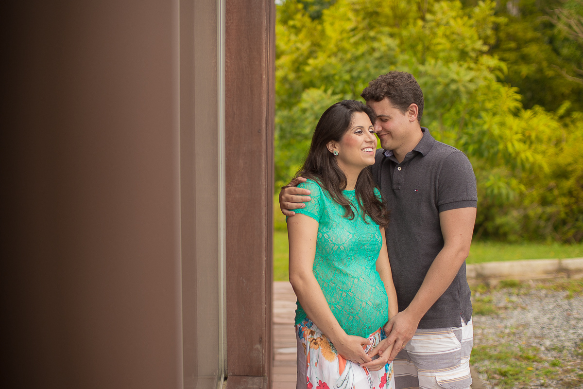 Ensaio gestante da Lilian e Alex com Gustavo Sousa fotografia em Curitiba. Book em externa. Morro do Monge. Vestido verde liso com caia em estampa de flores. 