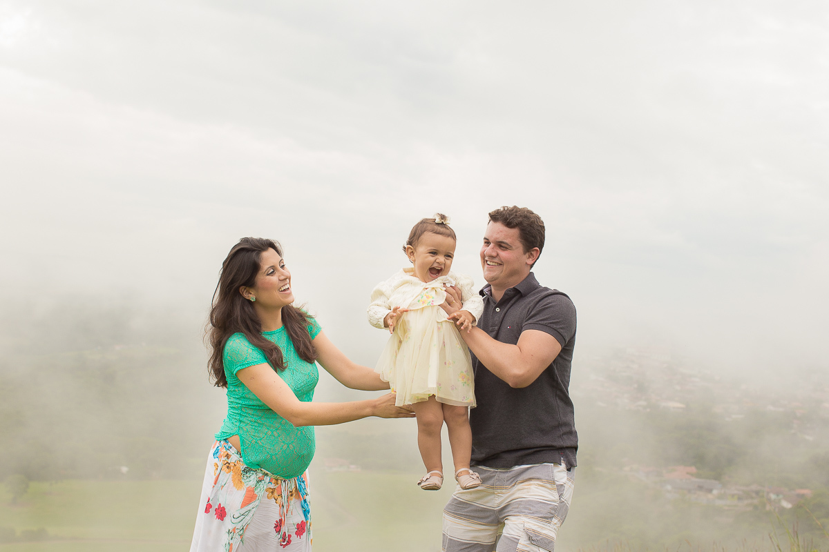Ensaio gestante da Lilian e Alex com Gustavo Sousa fotografia em Curitiba. Book em externa. Morro do Monge. Vestido verde liso com caia em estampa de flores. 