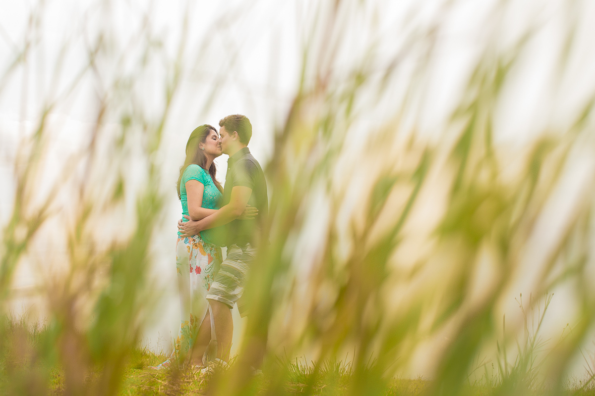 Ensaio gestante da Lilian e Alex com Gustavo Sousa fotografia em Curitiba. Book em externa. Morro do Monge. Vestido verde liso com caia em estampa de flores. 