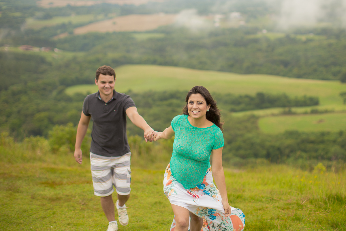 Ensaio gestante da Lilian e Alex com Gustavo Sousa fotografia em Curitiba. Book em externa. Morro do Monge. Vestido verde liso com caia em estampa de flores. 