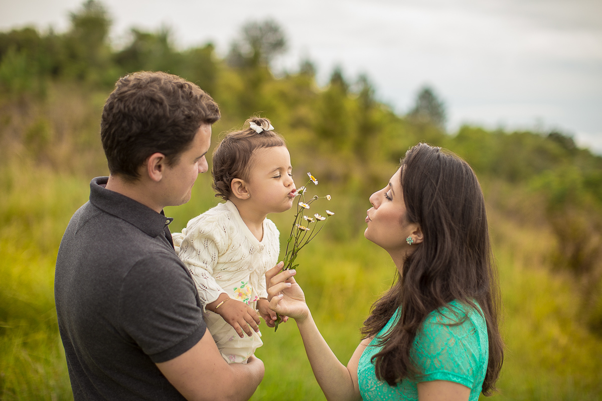Ensaio gestante da Lilian e Alex com Gustavo Sousa fotografia em Curitiba. Book em externa. Morro do Monge. Vestido verde liso com caia em estampa de flores. 