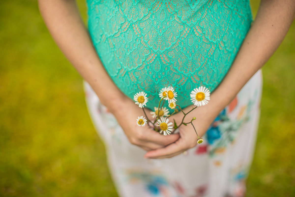 Ensaio gestante da Lilian e Alex com Gustavo Sousa fotografia em Curitiba. Book em externa. Morro do Monge. Vestido verde liso com caia em estampa de flores. 